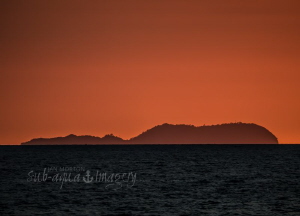 Sunset colours surrounding the amazing Apo Island as seen... by Jan Morton 
